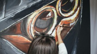 Slečna z Česka ve 22 letech maluje obrazy aut za desítky tisíc. Svým uměním vyráží autíčkářům dech