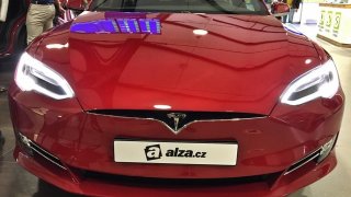 Alza začala prodávat elektromobily Tesla 10