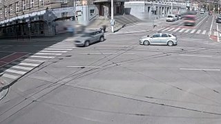 Špatně zabrzděné auto se v Brně rozjelo a jen o kousek minulo kočárek. Projelo i rušnou křižovatku