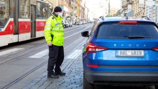 Strážníci mohou nově rozdávat pokuty za jízdu ve vyhrazeném pruhu. Policii už k tomu nepotřebují