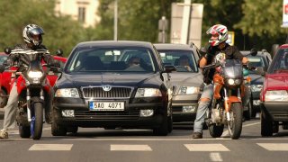 Motorkáři kličkující v kolonách jsou nebezpeční sobě i ostatní řidičům. Zákon na ně nemyslí