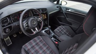 Volkswagen Golf GTI interiér 1