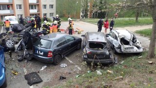 Devatenáctiletý řidič na zlínském sídlišti zdemoloval několik zaparkovaných aut. Své skoro přepůlil