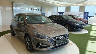 Modernizovaný Hyundai i30 mění design směrem k Asii. Čechy potěší atmosférická patnáctistovka