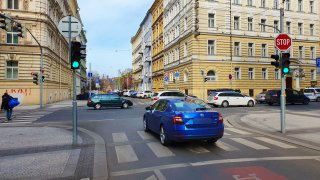 Je zelená, tak jedu. Čeští řidiči bezohledně blokují křižovatky, policie to moc neřeší