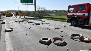 Z bouraného kamionu na pražském okruhu spadly do protisměru betonové kusy kanálů. Zranily motorkáře