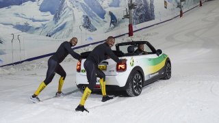 Kokosy na sněhu 2: Blázniví jamajští bobisté znovu na scéně, v tréninku jim tentokrát pomáhá Mini