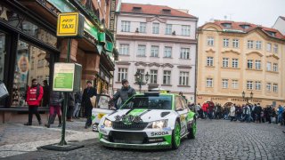 Nejrychlejší taxi v Praze. Rallyový šampion Jan Kopecký vozil zákazníky s vozem Škoda Fabia R5.