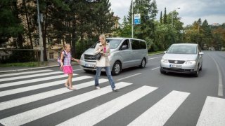 Boříme mýty na silnicích: Absolutní přednost chodců je nesmysl, který už stál spoustu životů