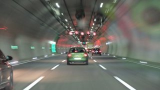 Umíte správně jezdit v tunelu?