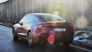Vylepšená Tesla Model 3 vyšlapává cestu do budoucna i slepé uličky. Řidiče neposlouchá a šikanuje ho