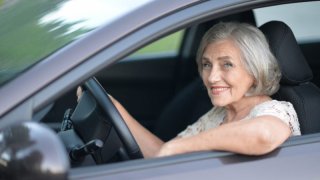 Letošní automobilová sezóna je ve znamení kuriózních nehod seniorů. Co se s nimi za volantem děje?