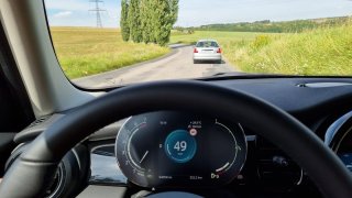 Nová mobilní aplikace přemění každé auto v rychlostní radar. Řidiči se budou udávat navzájem