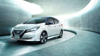 Nová baterie s vyšší kapacitou, dojezd až 378 km na jedno nabití a moderní technologie. Nissan LEAF představil své ceny na českém trhu.