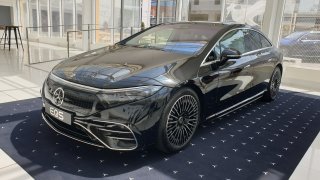 Mercedes přivezl do Prahy nový elektromobil EQS. Ujede 780 km na nabití, baterie má záruku 10 let