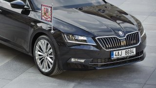 Přesedat! Čeští velvyslanci dostanou místo BMW černé Superby