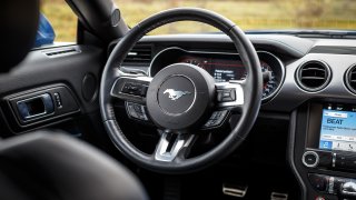 Ford Mustang interiér 4
