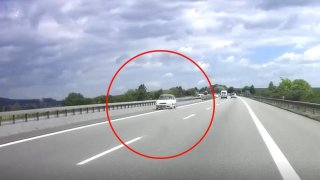 Důchodkyně za volantem omylem vyjela na dálnici. Nechtělo se jí k dalšímu sjezdu, tak to otočila