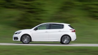 Peugeot 308 nový vs ojetý: Za cenu základní verze si z druhé ruky užijete silný motor i automat