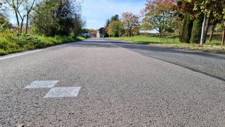 Na českých silnicích se objevují spojené čtverce, které matou řidiče. Do roka samy zmizí