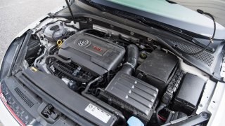 Volkswagen Golf GTI interiér 8