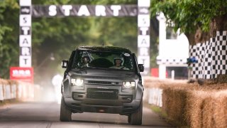 Land Rover v Goodwoodu ukázal Defender OCTA a Jaguar věštil budoucnost z kostky