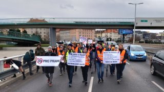 Šéf aktivistů, kteří v Praze chtějí 30, se přilepil k autu. Podle soudu jde o zločineckou organizaci