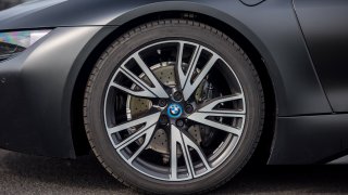 BMW i8 Protonic Frozen v matně černém laku. 16