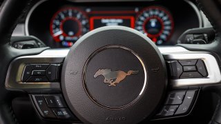 Ford Mustang interiér 27