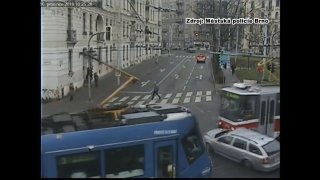 Video: Podívejte, jak se řidiči povedlo vlisovat mezi dvě tramvaje. Byla to jednoznačně jeho vina