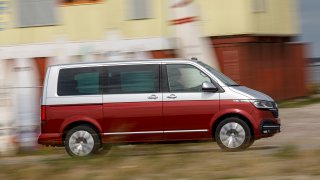 Volkswagen omladil svůj čtyřjediný užitkový vůz. T 6.1 má zcela nové řízení a moderní řidičovu zónu