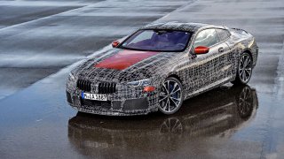 Nové BMW řady 8 Coupé podstupuje dynamické testy na závodním okruhu