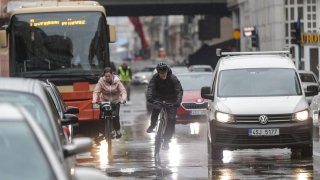 Ignorování všech předpisů i vybržďování aut. Video ukazuje otřesné chování českých cyklistů