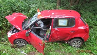 Nepřipoutaný řidič při nehodě u Lázní Bělohrad vypadl z auta. Vezl s sebou dítě