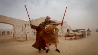 Můj pouštní přítel mne obléká za Jediho 