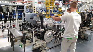 Škoda zahájila v Kvasinách sériovou výrobu částečně elektrického Superbu iV. Byli jsme u toho