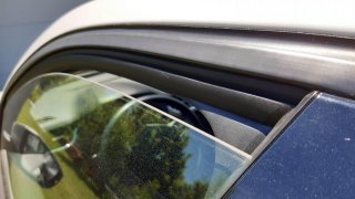 Pootevřená okénka jsou podle odborníků na nic. Proti horku v zaparkovaném autě pomůže jiný trik