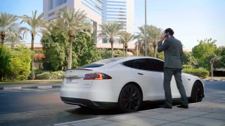 Tesla Model S jako luxusní taxi v Dubaji.