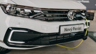 Prozkoumali jsme nový VW Passat GTE. Přesně takhle bude fungovat Škoda Superb do zásuvky
