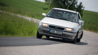 Opel Astra z roku 1997, stále běžný jev na českých