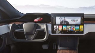 Tesla zakáže ve svých autech počítačové hry za jízdy. Potvrzení, že hraje spolujezdec, nestačí