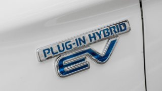 Komentář: Plug-in hybridy jsou mnohdy léčkou na neználky. Vyplatí se jen hrstce uživatelů