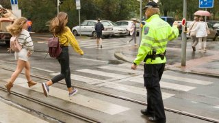 Pražské školy kvůli bezpečnosti zakazují vjezd autům do ulic, kde sídlí. Chválí si to žáci i rodiče