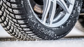Dojížděním zimních pneumatik v létě se nic neušetří. Navíc pláště mohou zradit v několika ohledech