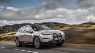 Luxusní SUV BMW iX ukazuje budoucnost elektromobility. Na dojezd 120 km se dobije za 10 minut