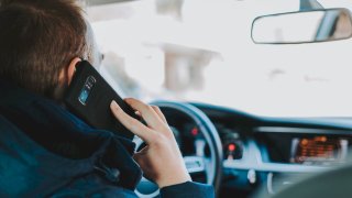 Používání mobilu za volantem není vždy přestupek. Záleží i na tom, jakým způsobem řidič zastaví