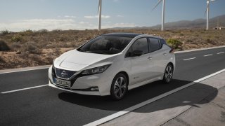 Japonský elektromobil je nyní dostupnější než Octavia či Golf. Mohou za to slevy až 175 tisíc korun