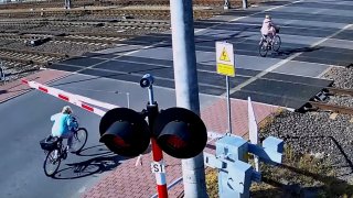 Cyklistky ignorovaly blikající železniční přejezd. Závora jednu z nich krutě potrestala