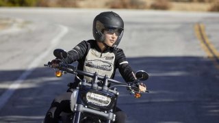 Stylové oblečení patří k motocyklům Harley-Davidson