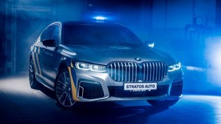 Policisté budou dohlížet na provoz v luxusních BMW řady 7 v prodloužené verzi částečně na elektřinu